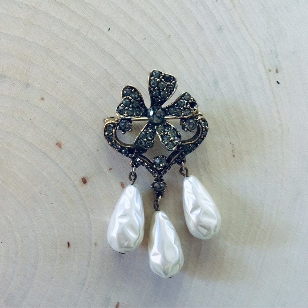 o r n a t e • Brooch